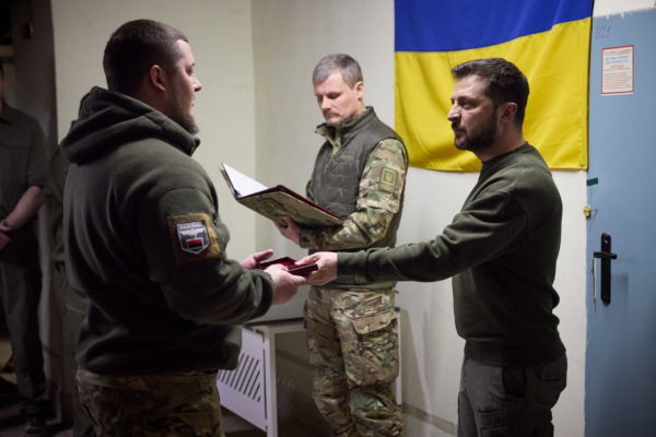 Зеленский прибыл с рабочей поездкой в Херсонскую область: провел совещание и наградил воинов ВСУ
Зеленский прибыл с рабочей поездкой в Херсонскую область: провел совещание и наградил воинов ВСУ