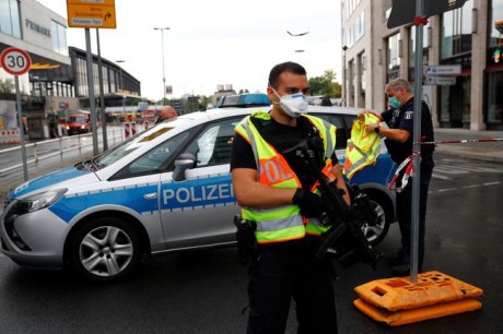 В Берлине внедорожник Mercedes въехал в толпу, 7 человек пострадали В Берлине внедорожник Mercedes въехал в толпу, 7 человек пострадали