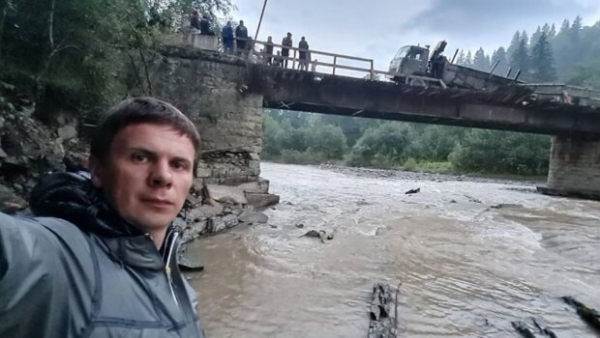 Комаров из "Мира наизнанку" сообщил об аварии на старом мосту в Карпатах: "Не выдержал и провалился" Комаров из "Мира наизнанку" сообщил об аварии на старом мосту в Карпатах: "Не выдержал и провалился"