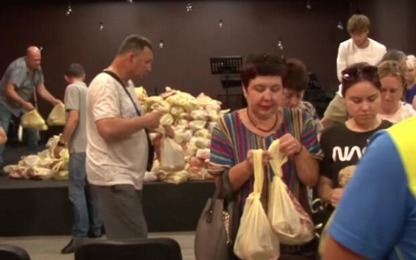 Пища, одежда и предметы гигиены: украинцам раздают помощь, как подать заявку Пища, одежда и предметы гигиены: украинцам раздают помощь, как подать заявку