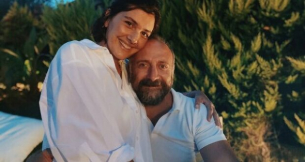 Жена султана Сулеймана из "Великолепного века" разделась и засветила сильно беременный животик