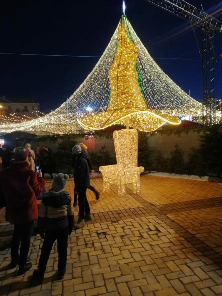 "Волшебная шляпа" вернулась в фотозону Софиевской площади "Волшебная шляпа" вернулась в фотозону Софиевской площади