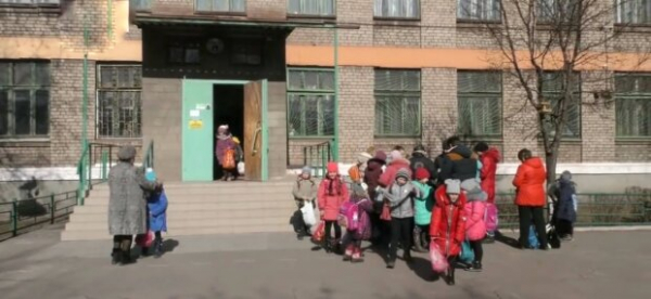 Детям думают запретить использовать смартфоны в школах, несмотря на войну и отсутствие учебников