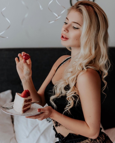 Подруга Супряги Даша Савина поздравила блондинок откровенным фото с клубникой
Подруга Супряги Даша Савина поздравила блондинок откровенным фото с клубникой