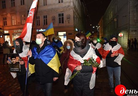 Львовяне тихим шествием почтили Героев Небесной сотни