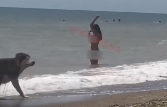 Как дома: под Одессой туристка побрила свою "лохматку" прямо в море