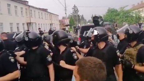 Стоп реваншу: под Ровно патриоты забросали яйцами Илью Киву и "титушек"