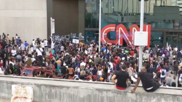 Битые стекла и нецензурные надписи - штаб-квартира CNN попала под прицел протестующих, всему виной копы Битые стекла и нецензурные надписи - штаб-квартира CNN попала под прицел протестующих, всему виной копы