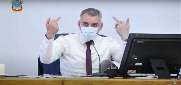 Мэр Николаева показывал в прямом эфире неприличные жесты — сурдопереводчик не нужен Мэр Николаева показывал в прямом эфире неприличные жесты — сурдопереводчик не нужен