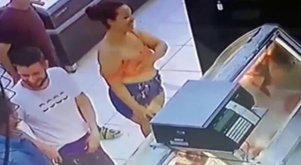 Девушка решила удовлетворить своего парня в очереди за мясом - просто села на колени и "началось" Девушка решила удовлетворить своего парня в очереди за мясом - просто села на колени и "началось"