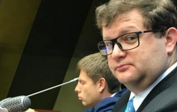 Депутат Арьев, опубликовавший фейк об "увольнении" Залужного, прячет глаза и убегает от журналистов Депутат Арьев, опубликовавший фейк об "увольнении" Залужного, прячет глаза и убегает от журналистов