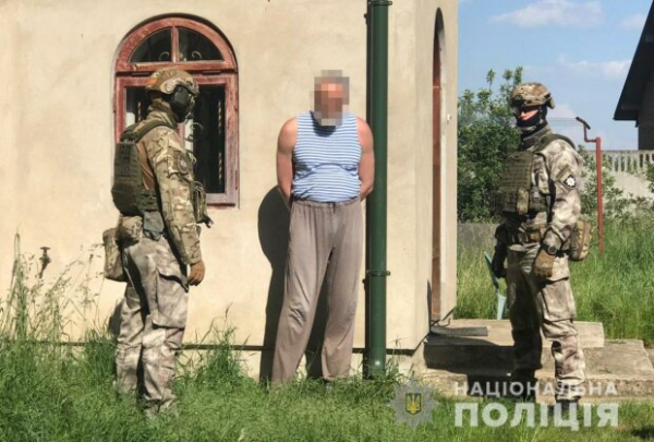 Священник-рецидивист приторговывал оружием по почте - "Арсенал в церкви" Священник-рецидивист приторговывал оружием по почте - "Арсенал в церкви"