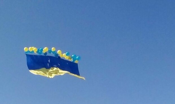 Мы вместе: над оккупированным Донецком поднялся огромный флаг Украины Мы вместе: над оккупированным Донецком поднялся огромный флаг Украины