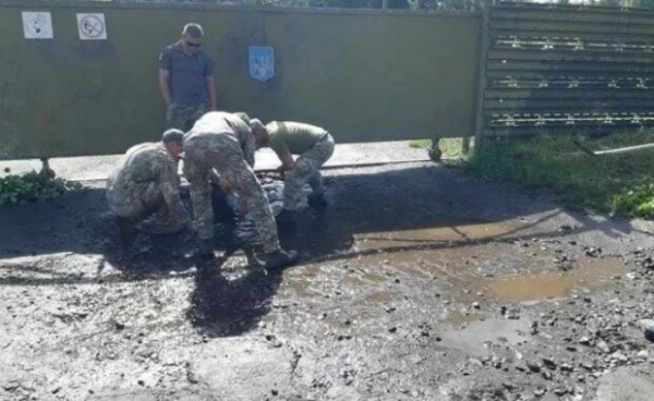 В Луцке перед приездом Зеленского солдаты выгребали воду из луж, странные кадры В Луцке перед приездом Зеленского солдаты выгребали воду из луж, странные кадры