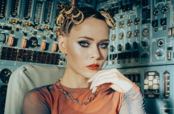 Юлия Санина из The Hardkiss едва не покалечилась ради фанатов: "Намахнулась с велика" Юлия Санина из The Hardkiss едва не покалечилась ради фанатов: "Намахнулась с велика"