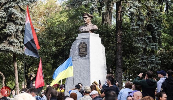 В Киеве установили памятник полковнику УНР Петру Болбочану В Киеве установили памятник полковнику УНР Петру Болбочану