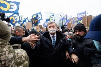 В Слуге народа отреагировали на "помпезное" возвращение Порошенко, сравнив его с Медведчуком
В Слуге народа отреагировали на "помпезное" возвращение Порошенко, сравнив его с Медведчуком