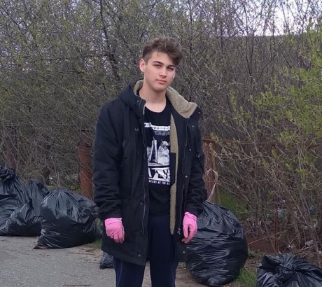 В Киеве подросток самостоятельно убрал улицу от мусора В Киеве подросток самостоятельно убрал улицу от мусора