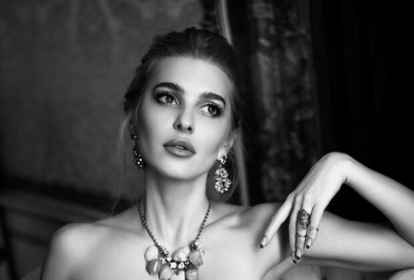 Анна Буткевич пришла в театр выпить и покушать, вокруг все чавкают: "Джульетта выбрала вечеринки..." Анна Буткевич пришла в театр выпить и покушать, вокруг все чавкают: "Джульетта выбрала вечеринки..."