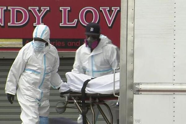 
В США нашли грузовики с десятками разлагающихся тел: винят COVID-19
 