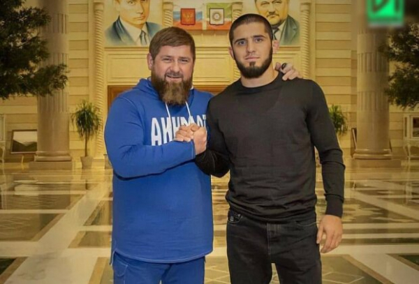 Ломаченко на турнире UFC вляпался в очередной скандал из-за фото и объятий с любимчиком Кадырова Ломаченко на турнире UFC вляпался в очередной скандал из-за фото и объятий с любимчиком Кадырова