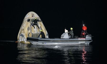 Космический корабль Crew Dragon успешно сел на воду в Мексиканском заливе