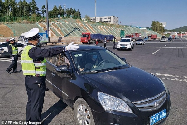 Угроза второй волны: в Китае из-за возвращения COVID-19 закрыли два города
Угроза второй волны: в Китае из-за возвращения COVID-19 закрыли два города