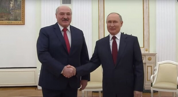 Голый Путин на унитазе снял красные трусы и посадил к себе на коленко довольного Лукашенко Голый Путин на унитазе снял красные трусы и посадил к себе на коленко довольного Лукашенко