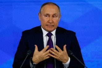 "Это просто отвратительно": Путина пристыдили за фразу "терпи, моя красавица" в адрес Украины
"Это просто отвратительно": Путина пристыдили за фразу "терпи, моя красавица" в адрес Украины