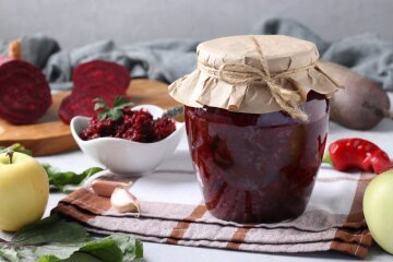 Кабачковая и рядом не стояла: рецепт остренькой свекольной икры Кабачковая и рядом не стояла: рецепт остренькой свекольной икры