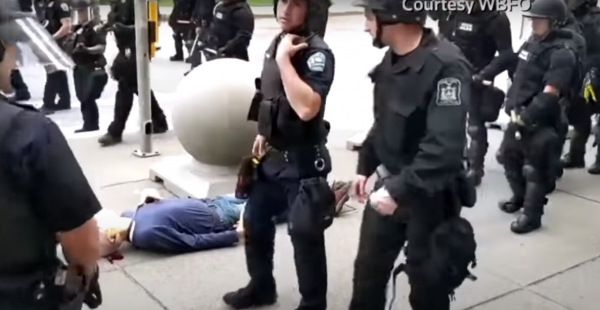 В США вспыхнули новые скандалы из-за жестких действий полиции. Фото и видео 18+
В США вспыхнули новые скандалы из-за жестких действий полиции. Фото и видео 18+