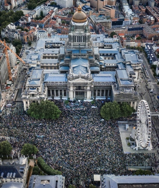 В Европе прошла новая волна потасовок и протестов. Впечатляющие фото и видео
В Европе прошла новая волна потасовок и протестов. Впечатляющие фото и видео