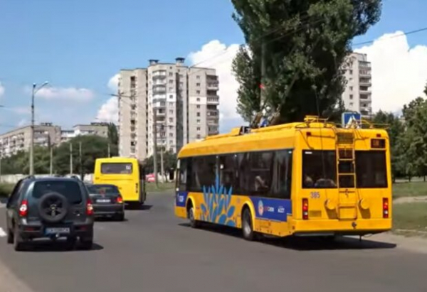 Водители троллейбусов угостили детей конфетами, родители не оценили: "Спорный такой себе жест"