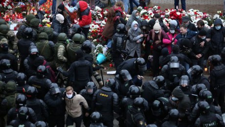 В Минске разогнали народный мемориал Роману Бондаренко на "Площади перемен" В Минске разогнали народный мемориал Роману Бондаренко на "Площади перемен"