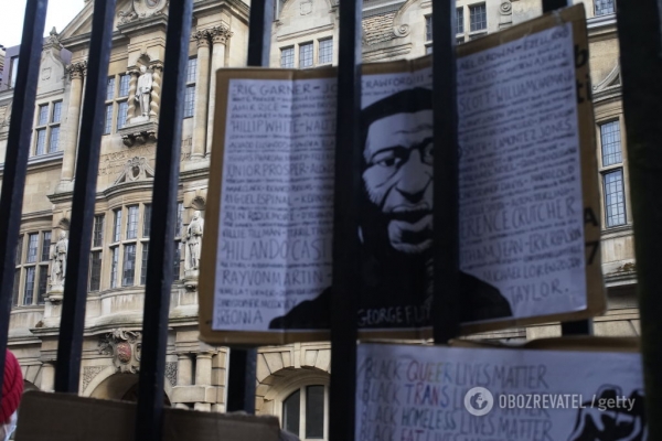 В Хьюстоне сотни людей и звезды пришли на похороны Флойда. Фото и видео
В Хьюстоне сотни людей и звезды пришли на похороны Флойда. Фото и видео