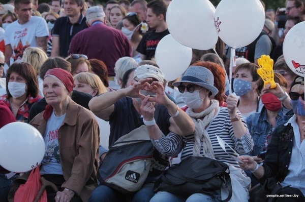 Десятки тысяч белорусов вышли на митинг в поддержку главного конкурента Лукашенко
Десятки тысяч белорусов вышли на митинг в поддержку главного конкурента Лукашенко