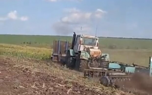 Украинские фермеры уже разминируют поля с помощью трактора-дрона: "Заодно дисковую борону прицепил"