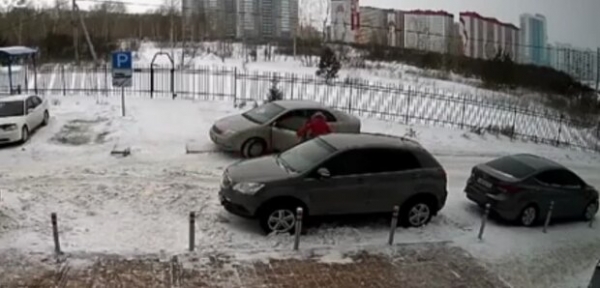 Неадекват переехал мать с коляской после замечание о парковке Неадекват переехал мать с коляской после замечание о парковке