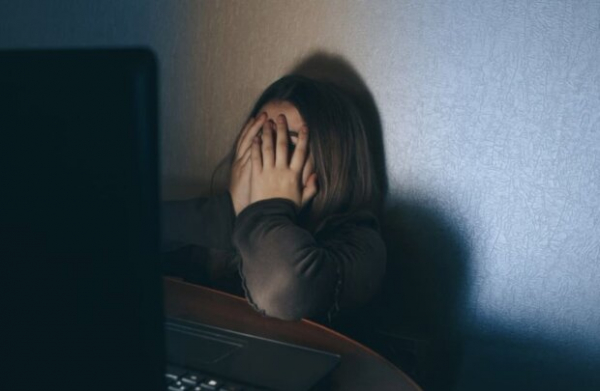 Мама плохому не научит? 40-летняя учительница год анонимно травила собственную дочь-подростка в интернете Мама плохому не научит? 40-летняя учительница год анонимно травила собственную дочь-подростка в интернете