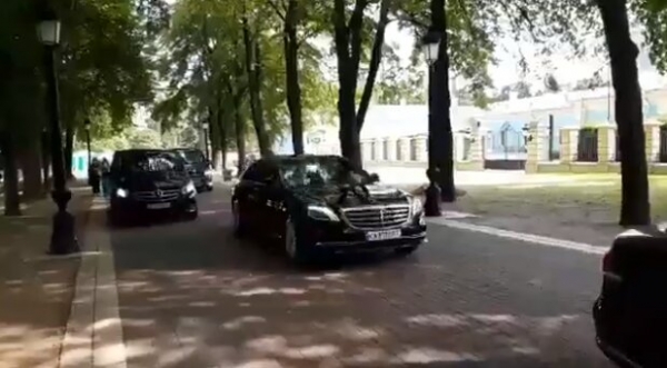 "Депутати їдуть, а ви не дасте проїхать": шикарный кортеж Зеленского взбесил простых украинцев "Депутати їдуть, а ви не дасте проїхать": шикарный кортеж Зеленского взбесил простых украинцев