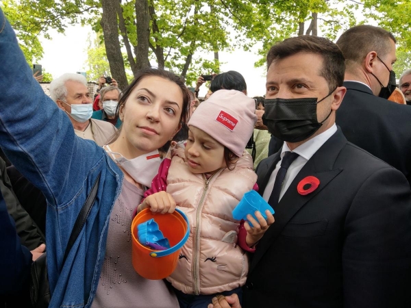 Зеленский прибыл на Луганщину: для селфи с ним выстроилась очередь
Зеленский прибыл на Луганщину: для селфи с ним выстроилась очередь