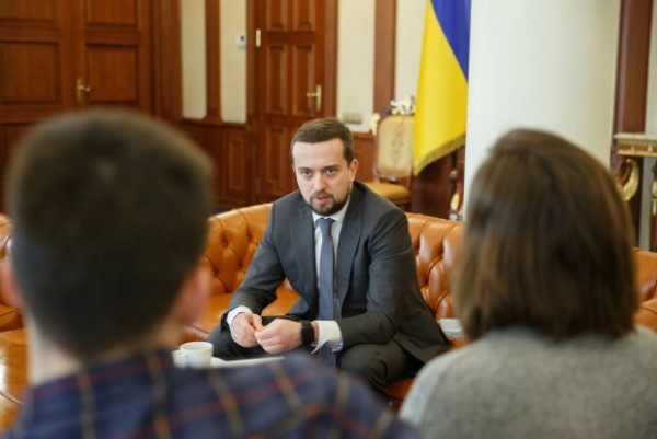 Запрет Шредингера — в ОП заявили, что украинским заробитчанам не накладывали вето на выезд, но ограничили Запрет Шредингера — в ОП заявили, что украинским заробитчанам не накладывали вето на выезд, но ограничили