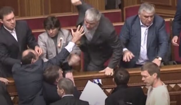 Массовые мордобои в Раде стали рекламой королевского театра Бельгии - украинские политики в трейлере и на афишах Массовые мордобои в Раде стали рекламой королевского театра Бельгии - украинские политики в трейлере и на афишах