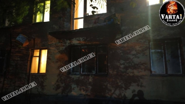 Во Львове из-за обвала перил три человека выпали с балкона. Фото с места ЧП
Во Львове из-за обвала перил три человека выпали с балкона. Фото с места ЧП