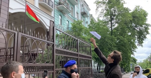 Украинец забросал посольство Беларуси самолетиками в ответ на задержание Протасевича: "Лукашенко встал на путь терроризма" Украинец забросал посольство Беларуси самолетиками в ответ на задержание Протасевича: "Лукашенко встал на путь терроризма"