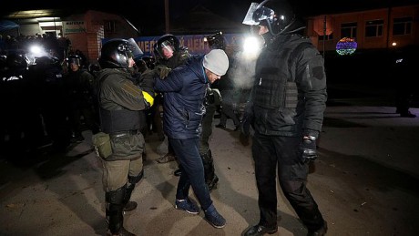 Двух граждан, которые бросали камни в стражей порядка в Новых Санжарах, приговорили к условным срокам