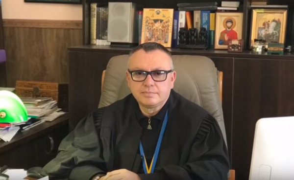 Лишил материнских прав сотни украинок: СБУ и НАБУ поймали судью, который "увольнял" мужчин из ВСУ за деньги Лишил материнских прав сотни украинок: СБУ и НАБУ поймали судью, который "увольнял" мужчин из ВСУ за деньги