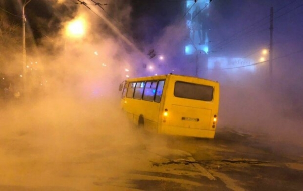 "Сегодня шторм": украинцы в маршрутке почувствовали себя пассажирами Титаника, вода уже в трюме "Сегодня шторм": украинцы в маршрутке почувствовали себя пассажирами Титаника, вода уже в трюме
