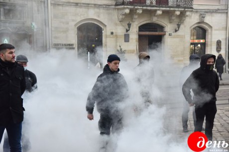 Активисты во Львове устроили перформанс из-за тотальной коррупции в Украине Активисты во Львове устроили перформанс из-за тотальной коррупции в Украине
