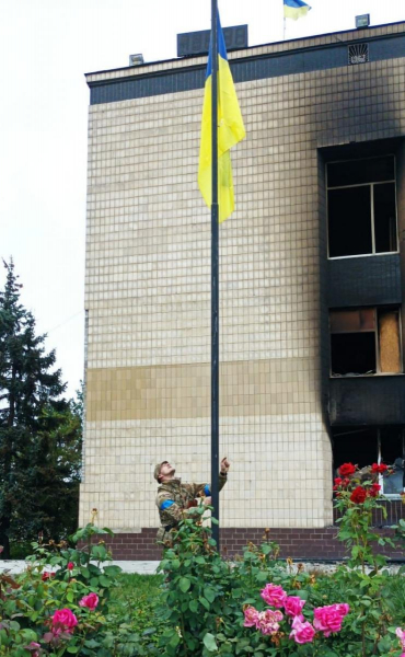 Зеленский прибыл в Изюм и вместе с ВСУ поднял флаг Украины
